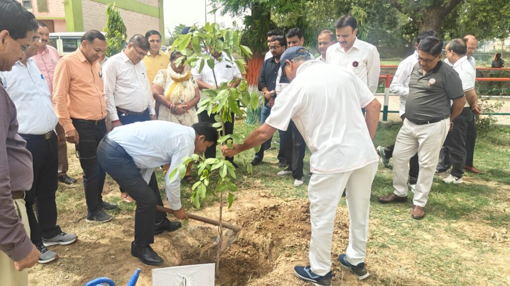 नरवाना में ‘एक पेड़ मां के नाम 3.0’ अभियान की शुरुआत 15 हजार पौधे बांटे जाएंगे नरवाना : मुख्यातिथि जगदीश चन्द्र एसडीएम नरवाना व जगदीप ढांडा चेयरमैन परवाज़ एक उड़ान पौधारोपण करते हुए
