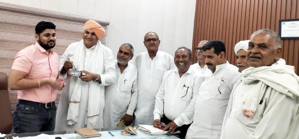 सोनीपत। निगम आयुक्त से मिलते नगर सुधार मंच के पदाधिकारी।