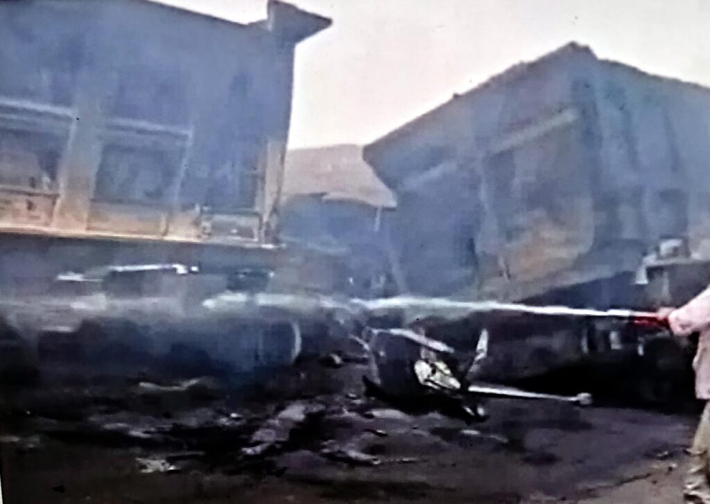 सोनीपत। भिड़त के बाद लगी आग पर काबू पाता फायरकर्मी।