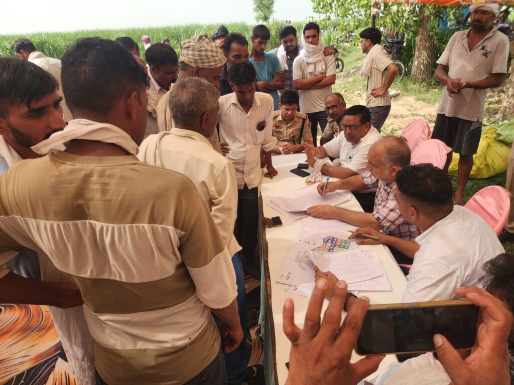 कुरुक्षेत्र: बुहावी गांव में 50 साल पुराना अवैध कब्जा हटा, प्रशासन ने 68 एकड़ पंचायती जमीन कराई मुक्त ग्राम पंचायत बुहावी की कब्जा मुक्त कराई 68 एकड़ 3 कनाल 9 मरले शामलात भूमि को पट्टे पर देने के लिए मौके पर सार्वजनिक बोली करवाते हुए बीडीपीओ सुशील मंगला व अन्य अधिकारी।