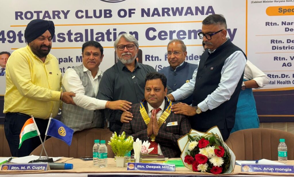 रोटरी क्लब नरवाना का भव्य इंस्टॉलेशन समारोह संपन्न, नरवाना : रोटरी क्लब वार्षिक इंस्टॉलेशन समारोह दौरान पदग्रहण करते दीपक मित्तल व राजेंद्र बंसल