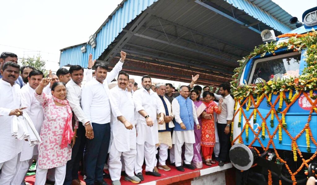 देश की पहली हाइड्रोजन ट्रेन का सोनीपत में ऐतिहासिक स्वागत सोनीपत। सोनीपत रेलवे स्टेशन पर हाइड्रोजन ईंधन से संचालित ट्रेन का स्वागत करते मंत्री कृष्ण लाल पंवार व अन्य भाजपा नेता।