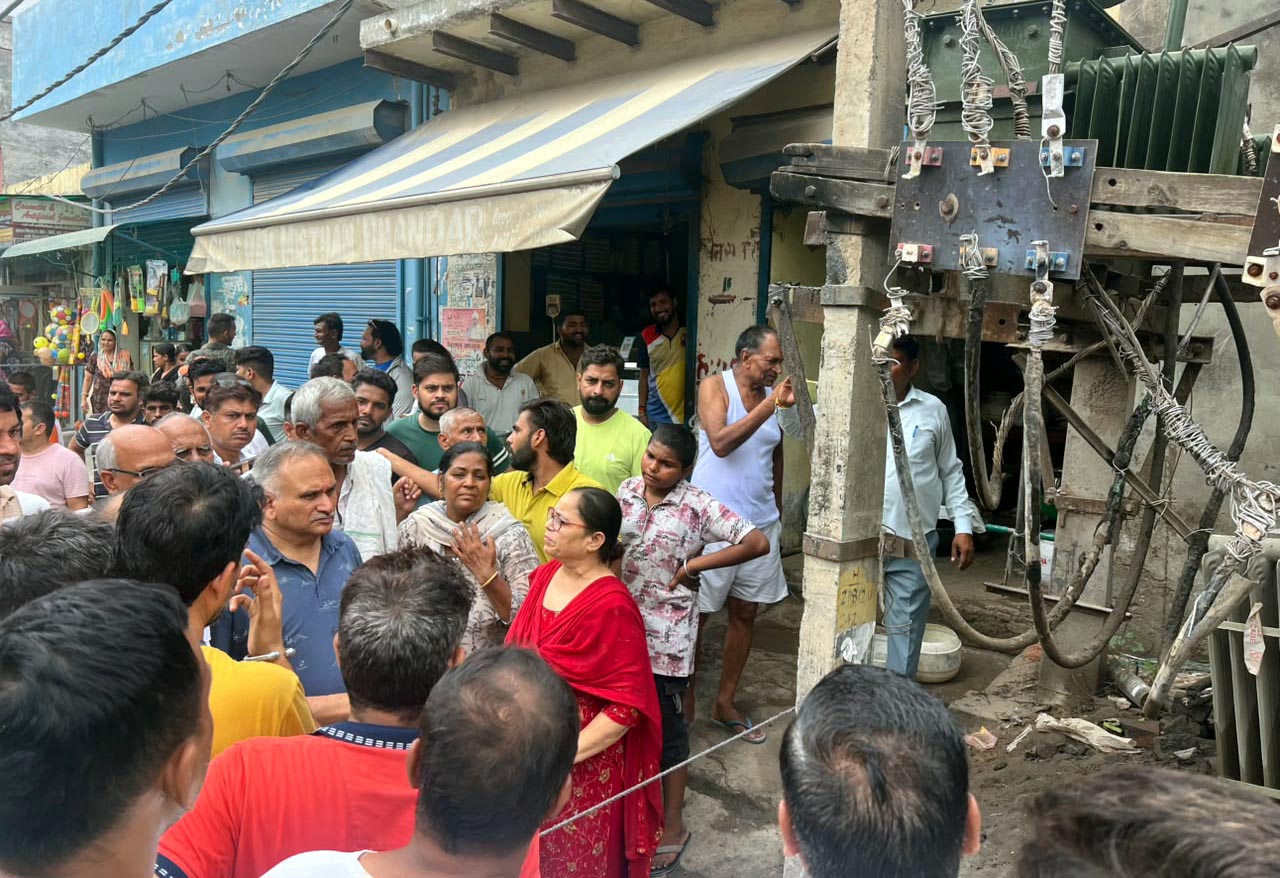 मेयर राजीव जैन को ट्रांसफार्मर के सड़े तार दिखाते स्थानीय निवासी। मेयर राजीव जैन को ट्रांसफार्मर के सड़े तार दिखाते स्थानीय निवासी।