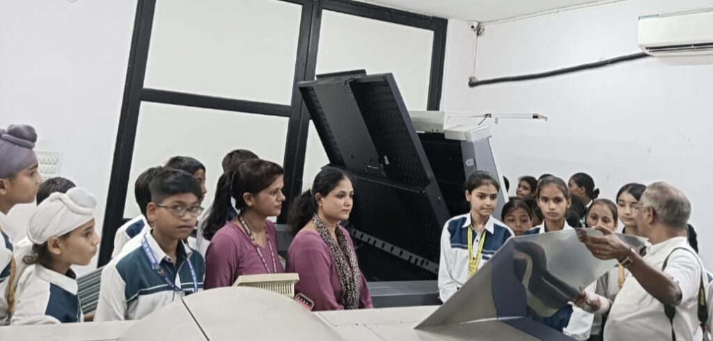 आदर्श सेकेंडरी स्कूल बरगट के विद्यार्थियों ने किया समाचार पत्र कार्यालय का शैक्षिक भ्रमण आदर्श सेकेंडरी स्कूल, बरगट के कक्षा छठी से आठवीं के विद्यार्थियों ने शिक्षकों के मार्गदर्शन में समाचार पत्र कार्यालय का शैक्षिक भ्रमण किया।