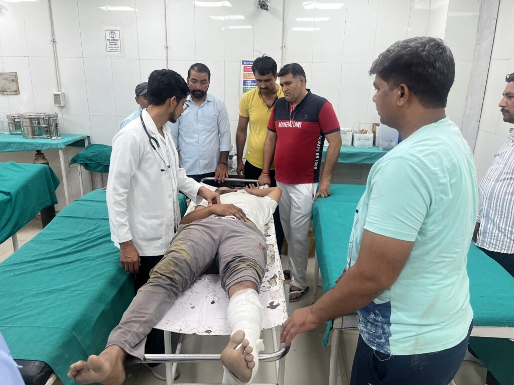 पुलिस को चकमा देकर भागने की कोशिश में एक आरोपी पुल से गिर गया, जिससे उसका पैर टूट गया। पुलिस को चकमा देकर भागने की कोशिश में एक आरोपी पुल से गिर गया, जिससे उसका पैर टूट गया।