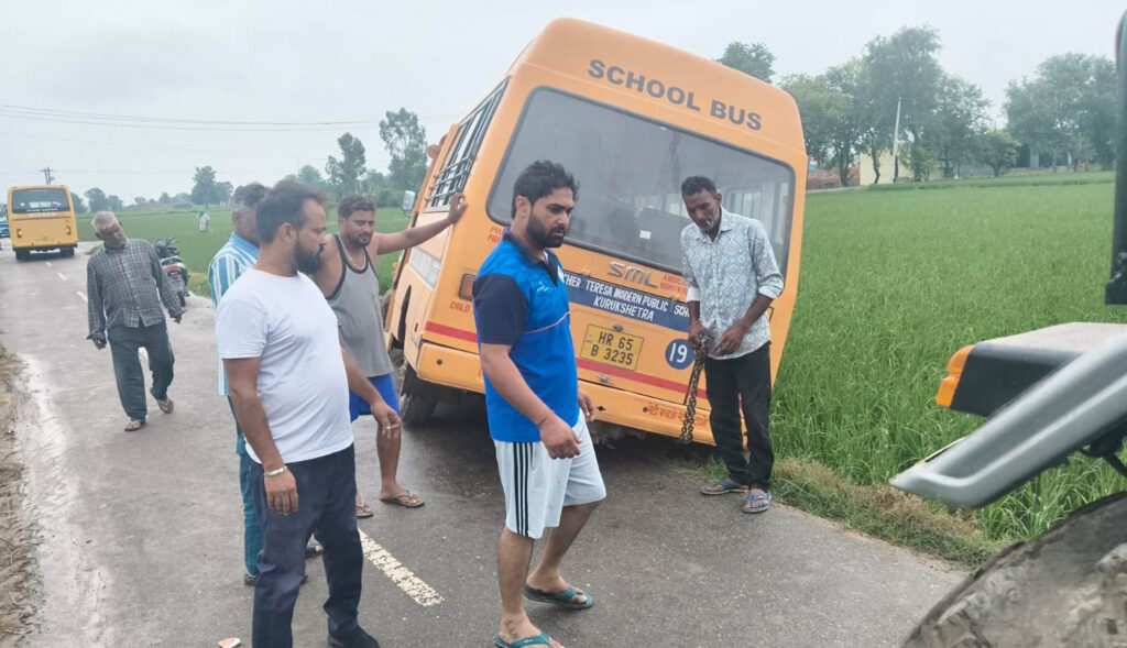 कालीरोणों में लोगों को नशे के खिलाफ जागरूक करते नशामुक्त टीम ने सहायक उप निरीक्षक ऋषि पाल व सुभाष चन्द्र।