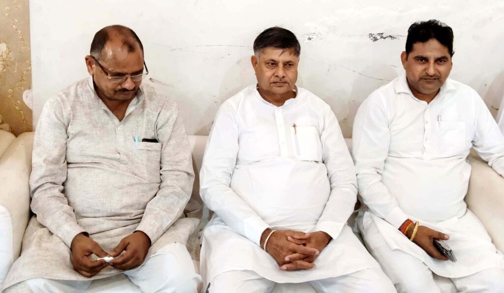 बाबैन में पत्रकारों से बातचीत करते हुए कांग्रेस के जिला प्रधान मेवा सिंह।
