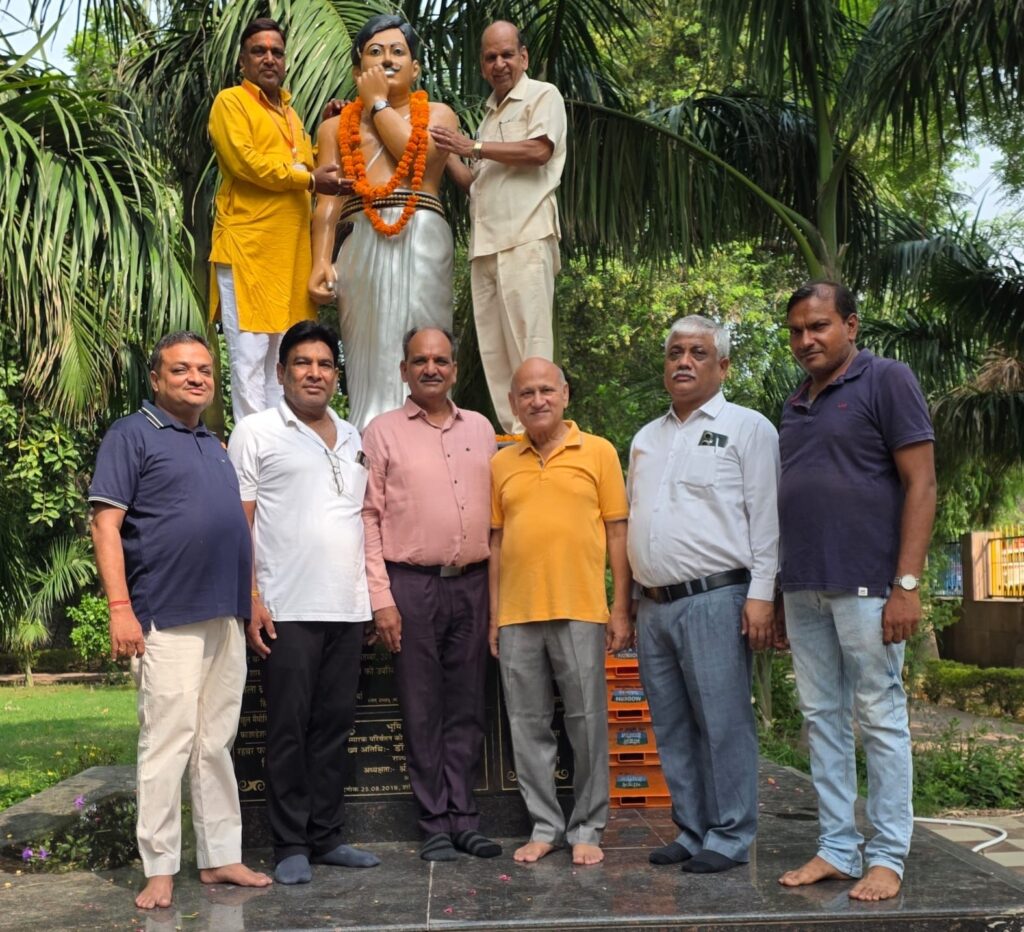 नरवाना में अमर शहीद चंद्रशेखर आज़ाद की जयंती पर नमन नरवाना : अमर शहीद चंद्रशेखर आज़ाद की जयंती पर श्रद्धांजलि अर्पित करते गणमान्य (छाया : जेठी)