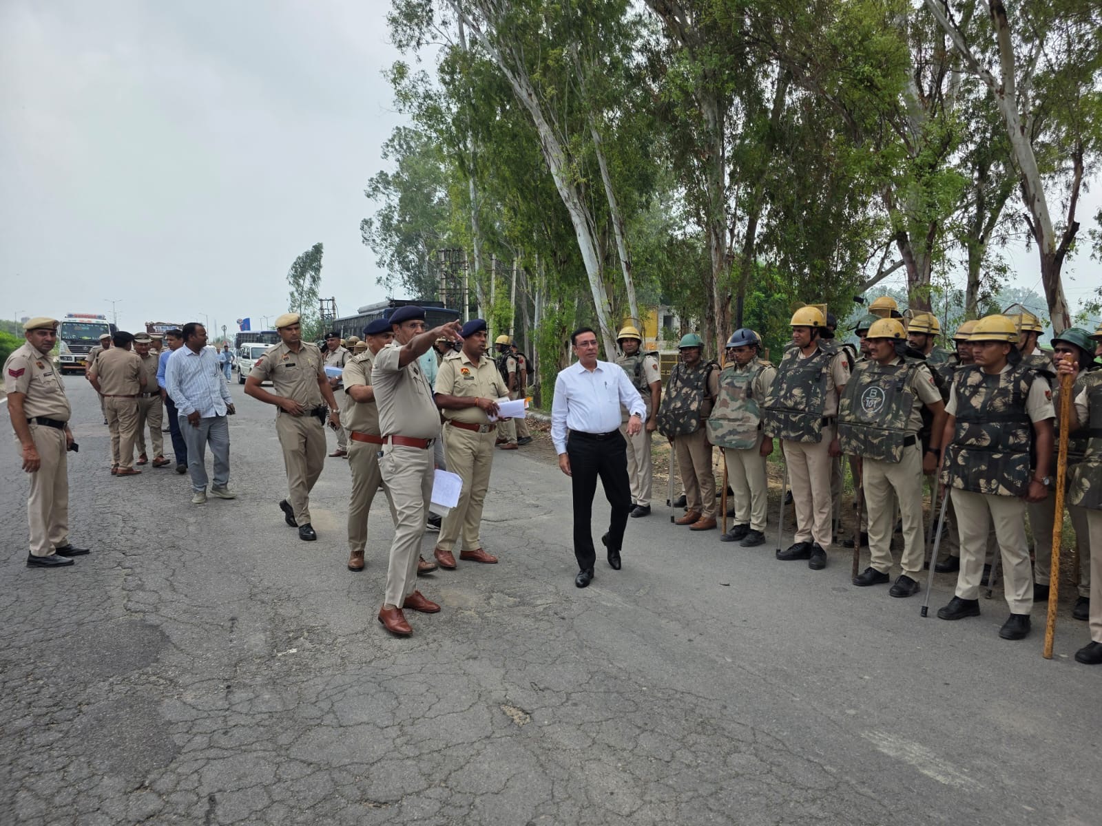 पुलिस महानिरीक्षक, हिसार मंडल, हिसार श्री कुलदीप सिंह, भा.पु.से. ने पुलिस अधीक्षक जींद श्री कुलदीप सिंह आईपीएस के कुशल नेतृत्व में कानून एवं व्यवस्था बनाए रखने के उद्देश्य से जिला के पंजाब बॉर्डर पर दाता सिंह वाला नाका पर पुलिस व्यवस्था का जायजा लिया पुलिस महानिरीक्षक, हिसार मंडल, हिसार श्री कुलदीप सिंह, भा.पु.से. ने पुलिस अधीक्षक जींद श्री कुलदीप सिंह आईपीएस के कुशल नेतृत्व में कानून एवं व्यवस्था बनाए रखने के उद्देश्य से जिला के पंजाब बॉर्डर पर दाता सिंह वाला नाका पर पुलिस व्यवस्था का जायजा लिया
