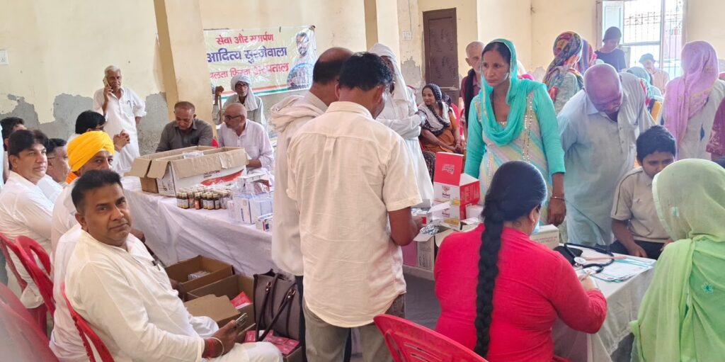 नरवाना में आदित्य सुरजेवाला की मोबाइल अस्पताल वैन बनी गरीबों के लिए सहारा नरवाना : धर्म सिंह कॉलोनी वार्ड नं. 3 आदित्य सुरजेवाला नि:शुल्क चलता-फिरता अस्पताल वैन नि:शुल्क दवाइयां व फ्री चेकअप करते हुए