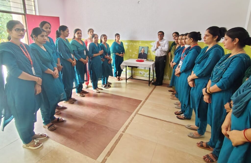 पूर्व राष्ट्रपति एपीजे अब्दुल कलाम पुण्यतिथि पर श्रद्धासुमन अर्पित करते हुए स्कूल स्टाफ।