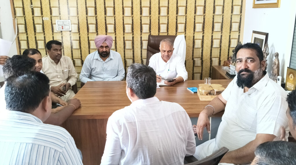 भगवानदास कबीरपंथी ने सोमवार को तरावड़ी अनाज मंडी स्थित भारतीय जनता पार्टी कार्यालय में जनसुनवाई कर क्षेत्रवासियों की समस्याएं सुनीं।