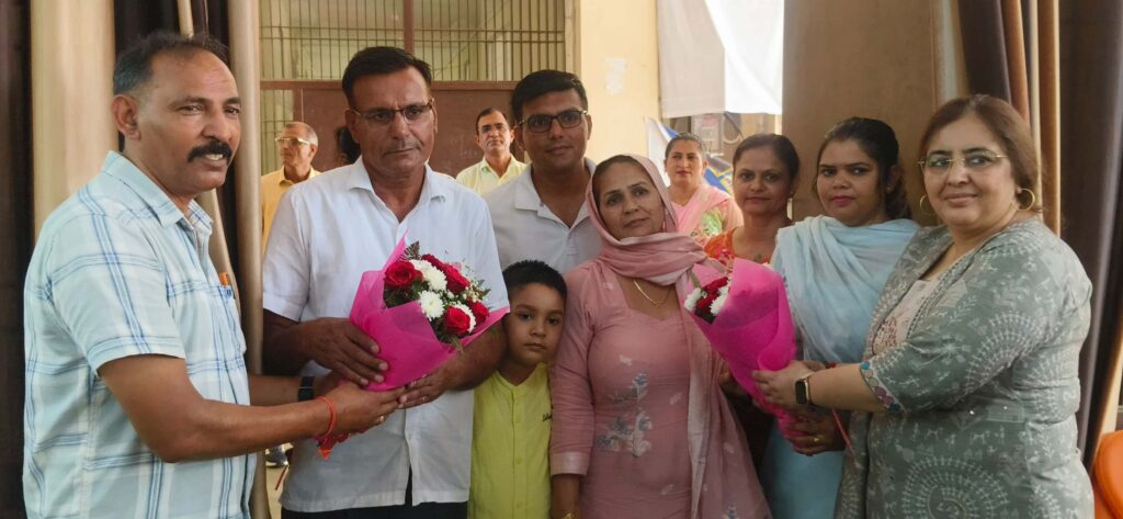 नरवाना : केएम राजकीय महाविद्यालय में जयबीर चहल जूनियर लेक्चरर असिस्टेंट के सेवानिवृत्ति पर विदाई एवं सम्मान समारोह में मौजुद परिजन व स्टाफ सदस्य।