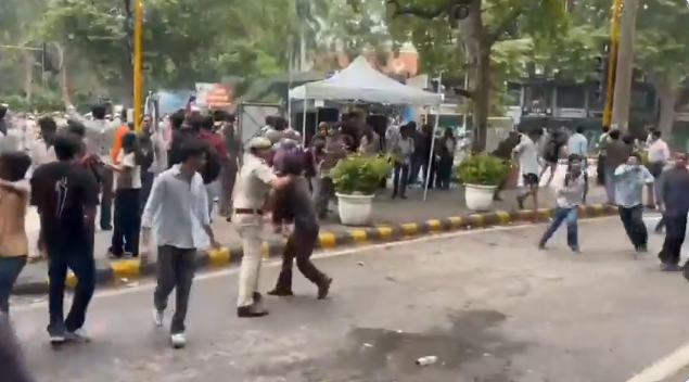 देखिए कैसे पुलिस वाला एक बच्चे का गला दबा रहा है। देखिए कैसे पुलिस वाला एक बच्चे का गला दबा रहा है।