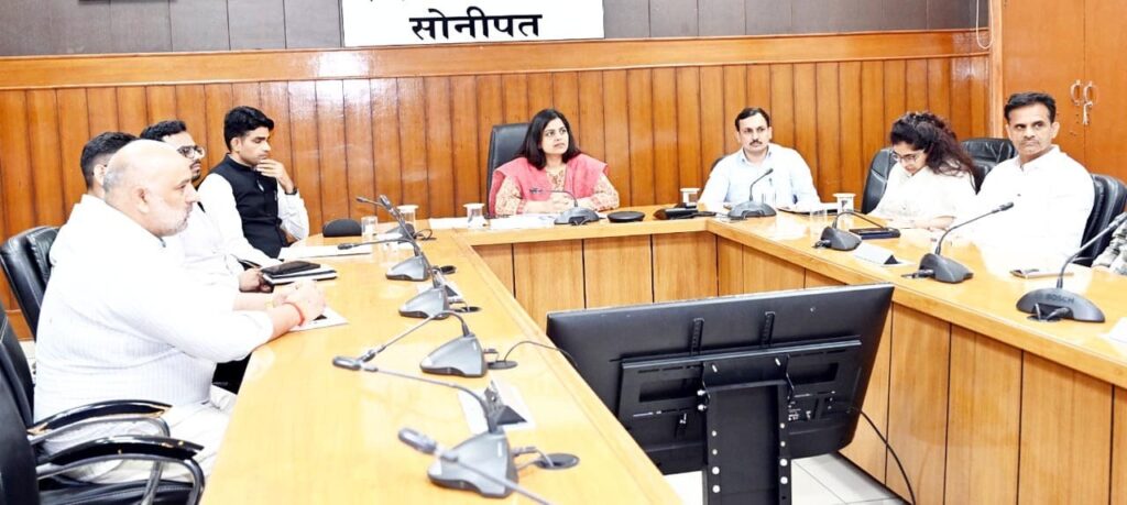 सोनीपत में प्रारूप मतदाता सूची प्रकाशित: उपायुक्त नेहा सिंह ने की विवरण जांचने की अपील सोनीपत। एसआईआर को लेकर राजनीतिक दलों के पदाधिकारियों के साथ बैठक करती उपायुक्त।