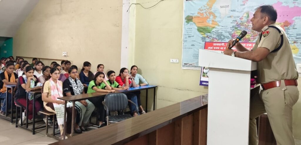 नरवाना में पुलिस का नशा मुक्ति जागरूकता अभियान नरवाना : जागरूकता कार्यक्रम मे विद्यार्थियों एवं युवाओं को संबोधित करते हुए उप पुलिस अधीक्षक कमलदीप राणा