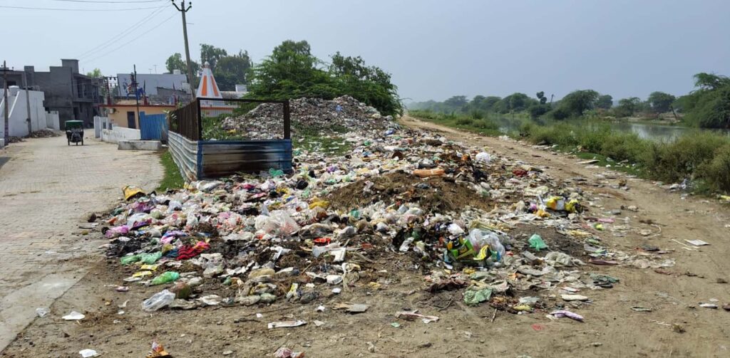 नड़ाना गांव में फैली गंदगी से ग्रामीणों का जीना दुश्वार, प्रशासन और पंचायत की कार्यप्रणाली पर उठे सवाल गांव नड़ाना में गूगामाड़ी की तरफ जाने वाली सडक पर लगे गंदगी के ढेर।
