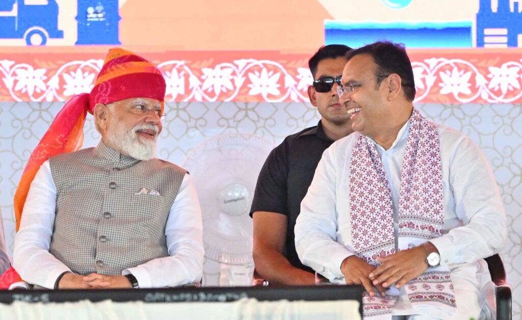 नरेंद्र मोदी और भजनलाल ने बातचीत कर एक साथ फोटो भी खिंचवाई।