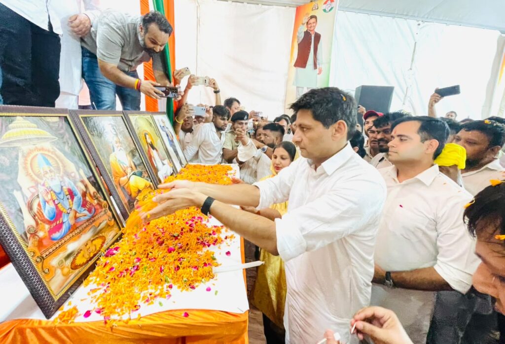 बीजेपी संविधान और लोकतंत्र की हत्या करके राजनीतिक दलों को तोड़ रही – दीपेन्द्र हुड्डा सांसद दीपेन्द्र हुड्डा संत कबीर शिरोमणि सम्मान समारोह में हुए शामिल
