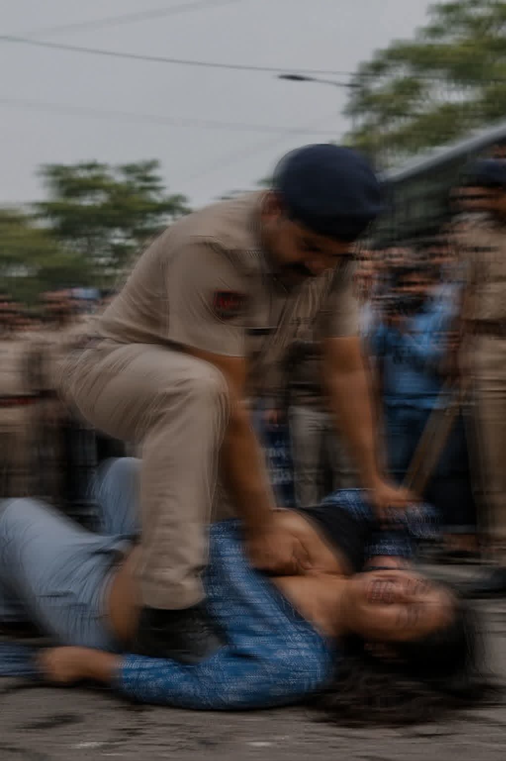 इस तस्वीर को गौर से देखो, मैंने ओरिजनल फोटो को मात्र visually bluer कर दिया.... क्योंकि मेरा ज़मीर जिंदा है... मैं भारत के बहन बेटियों की ऐसी हालत में नहीं देख सकता.... बहुत मुमकिन है कि कल यही हरकत कोई वर्दीधारक किसी दूसरी बहन बेटी के साथ भी करे... इस लिए इसके खिलाफ आवाज़ उठाएं.. 