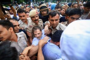 नई दिल्ली में शांतिपूर्ण विरोध प्रदर्शन के दौरान भारतीय विपक्षी नेता राहुल गांधी को पुलिस ने गिरफ़्तार कर लिया। छात्रों के अधिकारों के समर्थन में खड़े होने पर पुलिस ने उन्हें घसीटा, उनके साथ मारपीट की और बुरा बर्ताव किया।