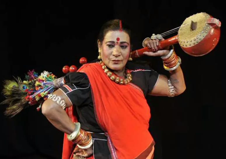 लोकगायिका तीजनबाई पंडवानी की वह आवाज जिसने लोककला को दिलाई वैश्विक पहचान गुढ़ियारी के तंबू से फ्रांस के मंच तक पंडवानी के लिए आजीवन समर्पित रहीं तीजन बाई