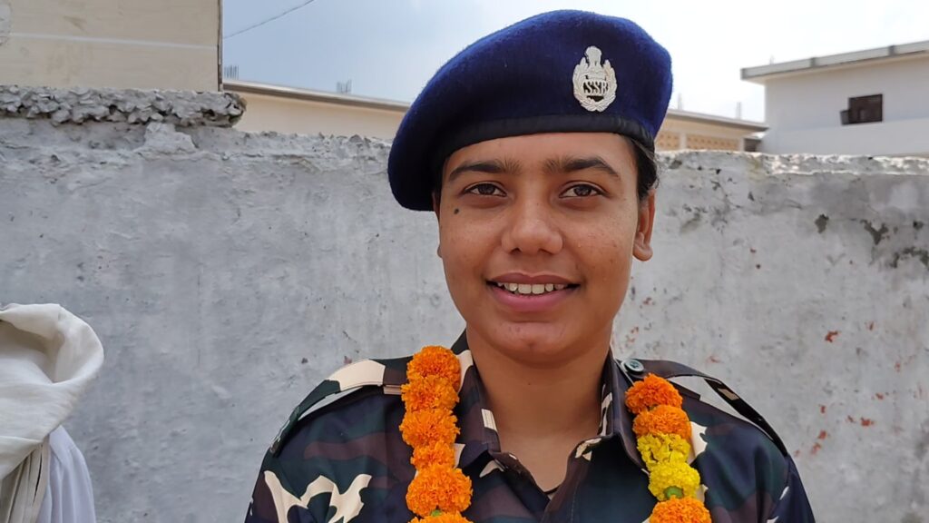 तरावड़ी की बेटी मुकुल राणा का SSB में कांस्टेबल पद पर चयन, राष्ट्रीय साइकिलिस्ट ने बढ़ाया क्षेत्र का गौरव गांव सग्गा मे पहुंची मुकुल राणा का भव्य स्वागत करते कोच एवं गणमान्य लोग।