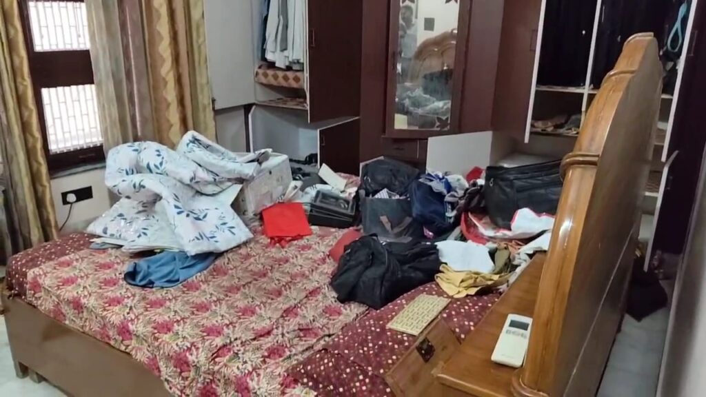 हेलीमंडी में बड़ी चोरी 10 किलो चांदी, नकदी और ज्वेलरी चोरी 10 किलो चांदी, 200000 नकद, ज्वेलरी और कीमती घड़ियो पर हाथ साफ,सनसनीखेज यह वारदात सोमवार और मंगलवार मध्य रात्रि की बताई गई