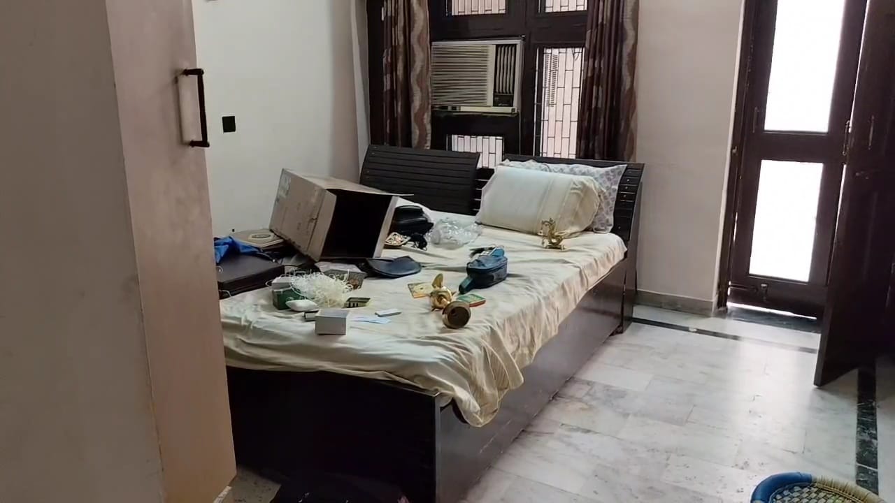हेलीमंडी के टोडापुर क्षेत्र में चोर 10 किलो चांदी, नकदी और ज्वेलरी चोरी कर फरार हो गए। पुलिस ने सीसीटीवी फुटेज और फिंगरप्रिंट के आधार पर जांच शुरू की।