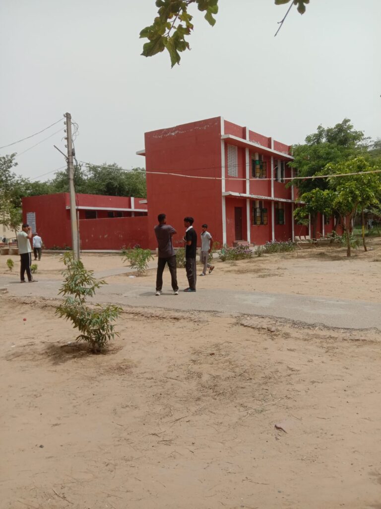 तोशाम: देवराला नवोदय विद्यालय में 10वीं के छात्र ने की खुदकुशी, इकलौते बेटे की मौत से परिवार में कोहराम गांव देवराला स्थित जवाहर नवोदय विद्यालय में दसवीं कक्षा के छात्र ने गत रात्रि फांसी लगाकर आत्महत्या कर ली