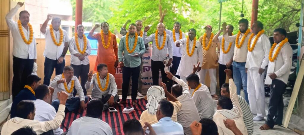 अनुबंधित विद्युत कर्मचारी संघ की जिला भिवानी की एक बैठक तोशाम सब डिवीजन हनुमान मंदिर में हुई