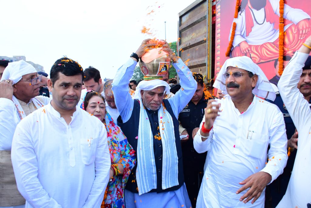 गुरुग्राम में भव्य स्वागत के साथ पहुंची संत गुरु रविदास जी की 650वीं जयंती की पवित्र कलश यात्रा संत शिरोमणि गुरु रविदास की पवित्र कलश यात्रा का गुरुग्राम में भव्य स्वागत इस अवसर पर हरियाणा सरकार के कई दिग्गज मंत्री और नेता उपस्थित रहे