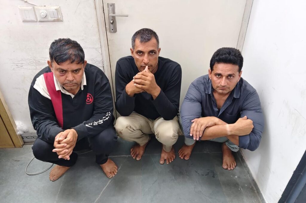 गुरुग्राम में फर्जी पुलिस गैंग का भंडाफोड़: फ्लैट में घुसकर 25 लाख मांगे, महिला समेत 4 गिरफ्तार दिल्ली पुलिस की स्पेशल ब्रांच के अधिकारी बन रंगदारी वसूलने वाले दबोचे