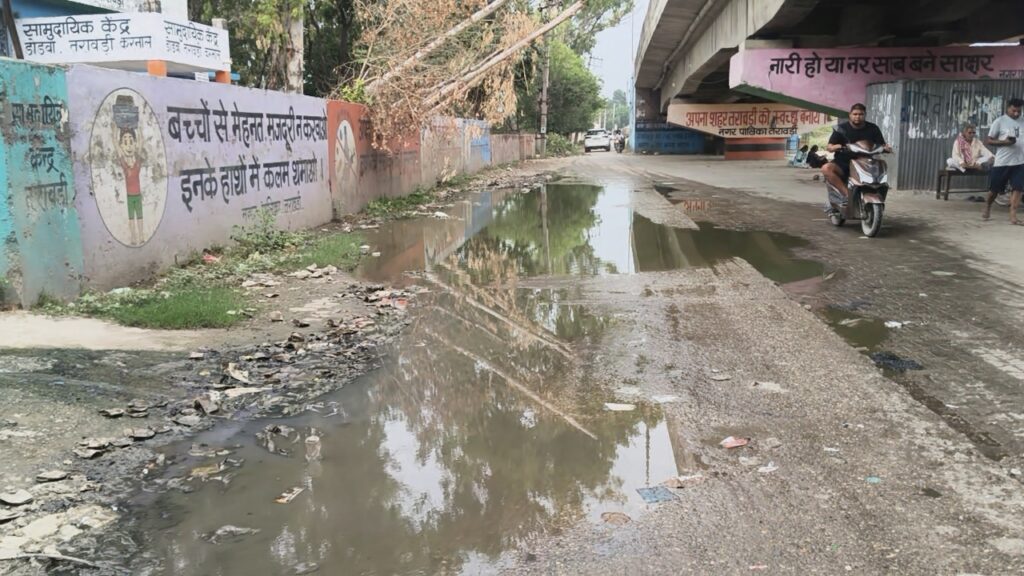 तरावड़ी रेलवे अंडरपास की जर्जर सड़क बनी हादसों का कारण, गहरे गड्ढों और जलभराव से लोग परेशान तरावड़ी निरंकारी भवन के पास खस्ताहाल सड़क पर भरा पानी।