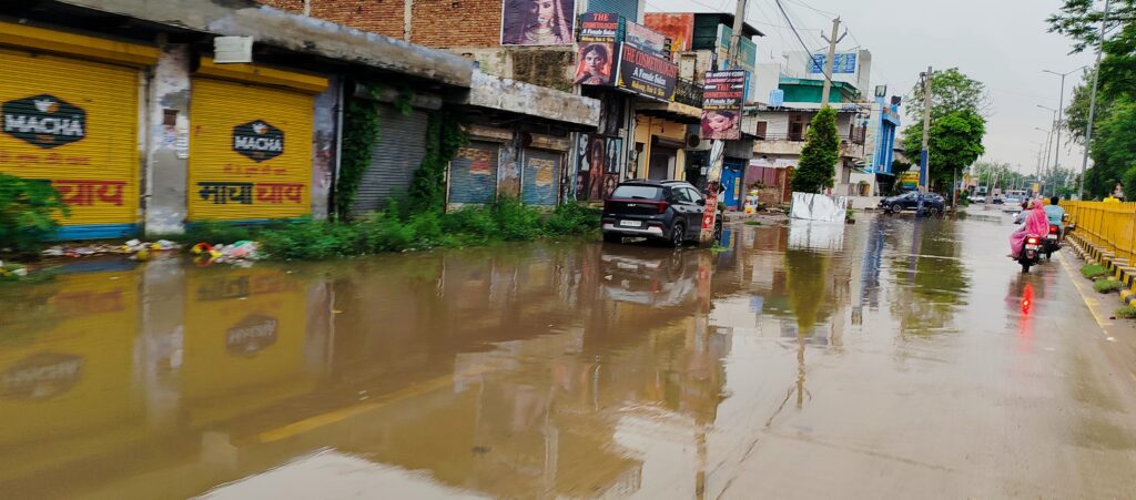 पटौदी / हेली मंडी प्रशासन के दावों के बावजूद नालों की सफाई और जल निकासी की व्यवस्था कमजोर नजर आ रही है।
