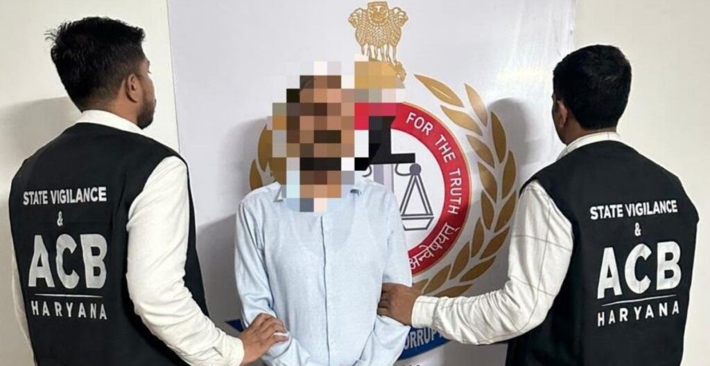 पटौदी में 15 हजार रुपये रिश्वत लेते रंगे हाथ गिरफ्तार हुआ पटवारी पटौदी में 15 हजार रुपये रिश्वत लेते रंगे हाथ गिरफ्तार हुआ पटवारी,