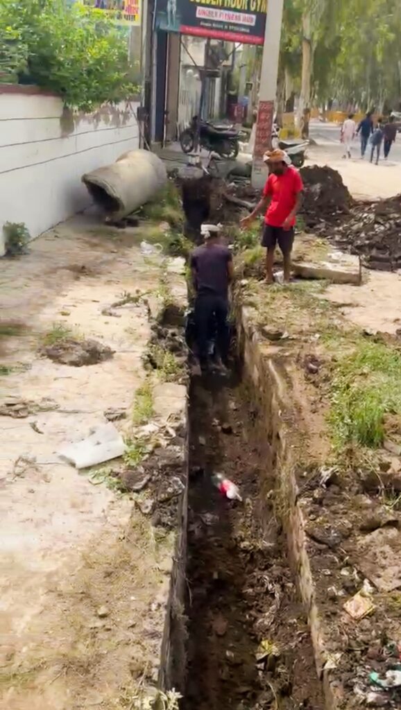 मानसून में पटौदी-हेली मंडी ड्रेनेज सिस्टम फेल, नाले से निकली गंदगी सड़क पर छोड़ी; उठने लगी बीमारी फैलने की आशंका मानसून में पटौदी-हेली मंडी ड्रेनेज सिस्टम फेल, नाले से निकली गंदगी सड़क पर छोड़ी; उठने लगी बीमारी फैलने की आशंका
