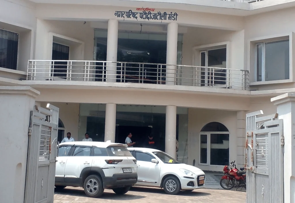 पटौदी जाटोली मंडी परिषद कार्यालय या धर्मशाला छुट्टी के दिन कमरे पर कथित कब्जे को लेकर मचा बवाल