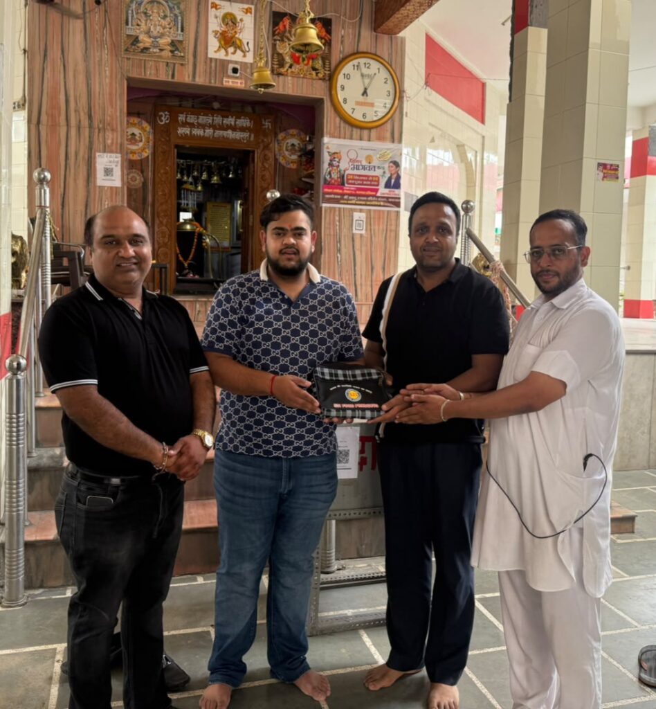 तरावड़ी में बनेगा मां मनसा देवी मंदिर मे नया प्रवेश द्वार सिद्धपीठ मां मनसा देवी मंदिर में उद्योगपति हर्ष गोयल का सम्मान करते कमेटी सदस्य।