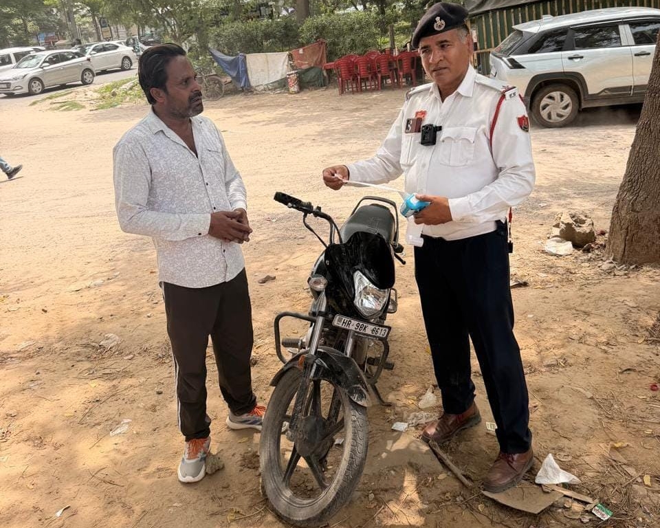 104 पेंडिंग चालान वाली बाइक इंपाउंड जुर्माना राशि जानकर उड़ जाएंगे आपके होश! मोटरसाइकिल पर 3,44,000 रुपये के 104 चालान बकाया, मोटरसाइकिल इंपाउंड