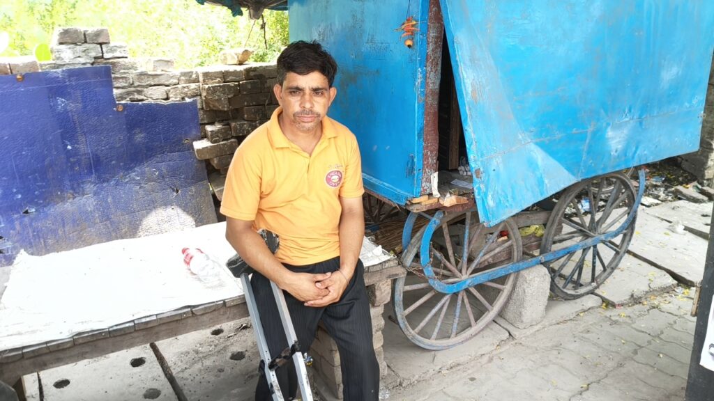 इंसानियत शर्मसार: तरावड़ी में दिव्यांग सोहन लाल चाय वाले के खोखे में चोरी दिव्यांगता का दर्द झेल रहे एक मजबूर पिता की मेहनत की कमाई पर चोरों ने ऐसा क्रूर वार किया है,