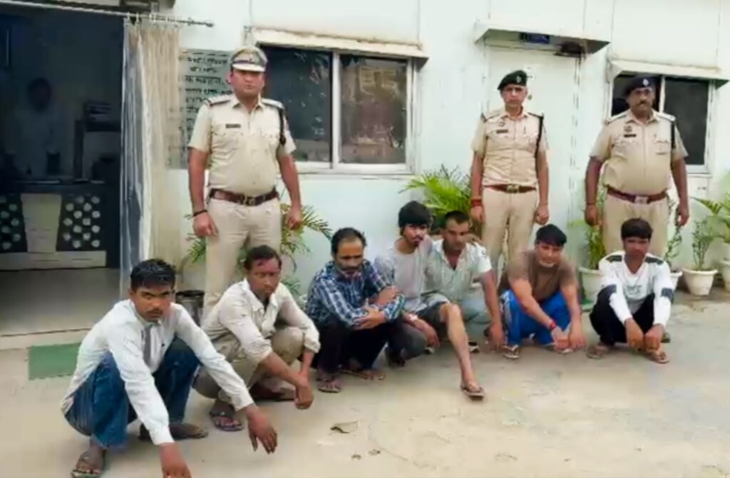 गुरुग्राम: सोशल मीडिया पर गैंग और रंगदारी की खबर निकली झूठी, 7 आरोपी काबू गुरुग्राम के धनकोट में सोशल मीडिया पर प्रसारित रंगदारी और गैंग की खबरें जांच में झूठी पाई 7 आरोपियों को काबू कर निवारक कार्रवाई की गई है।