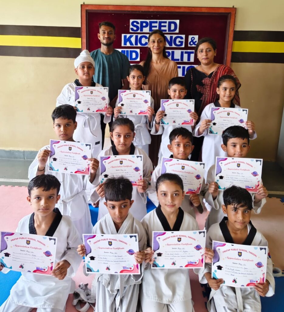 ताइक्वांडो प्रतियोगिता में हिस्सा लेने वाले प्रताप पब्लिक स्कूल तरावड़ी के होनहार बच्चे।