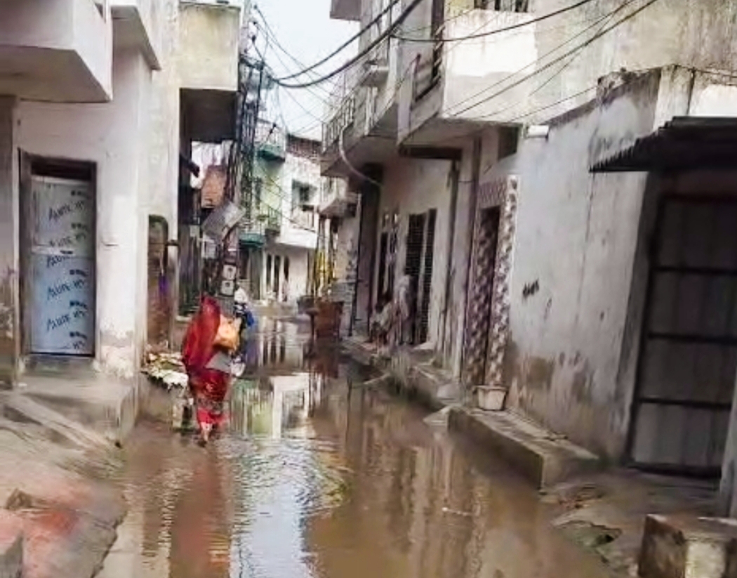 सड़क की तरह ही इस गली को भी स्मार्ट गली बनाने में क्या परेशानी है ?