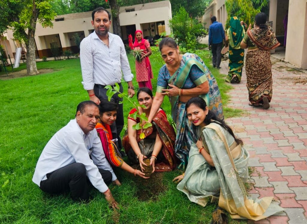 एमएलए स्कूल जाटोली में ‘एक पेड़ मां के नाम’ अभियान के तहत पौधारोपण पूजा गर्ग ने एमएलए सीनियर सेकेंडरी स्कूल जाटोली कैंपस में पौधारोपण किया
