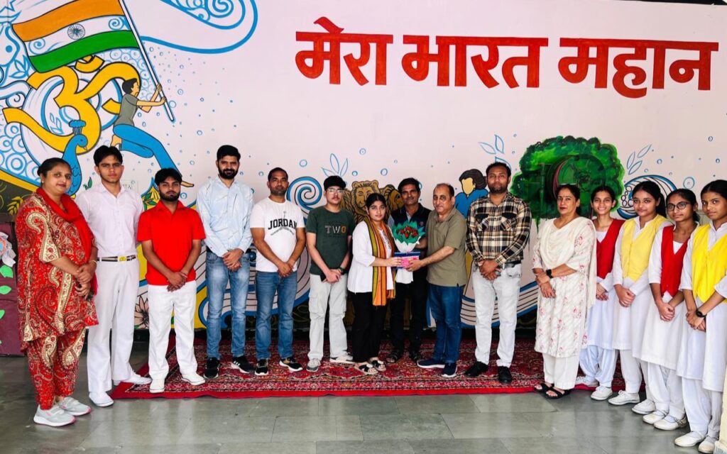 नरसिंह दास पब्लिक स्कूल की छात्रा कनिका हरियाणा टॉप रैंकर्स में शामिल नीट में शानदार सफलता पर कनिका का भव्य सम्मान, निदेशक बोले