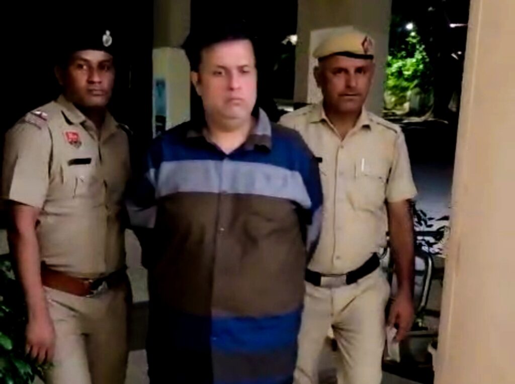 मैं हिमाचल का एसपी हूं, बिजली चालू करवाओ’ कहकर गुरुग्राम पुलिस पर रौब झाड़ने वाला फर्जी अधिकारी गिरफ्तार हिमाचल प्रदेश का फर्जी पुलिस अधिकारी बनकर फोन करने वाला आरोपी गिरफ्तार