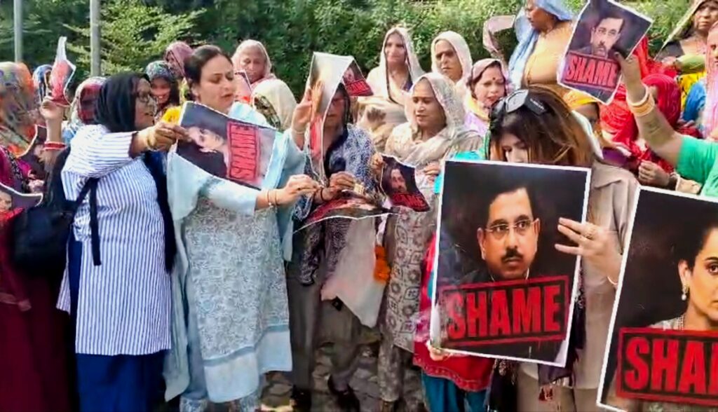 गुरुग्राम में महिला कांग्रेस का उग्र प्रदर्शन कंगना रनौत के बयान और प्रह्लाद जोशी की नियुक्ति पर फूंके पुतले