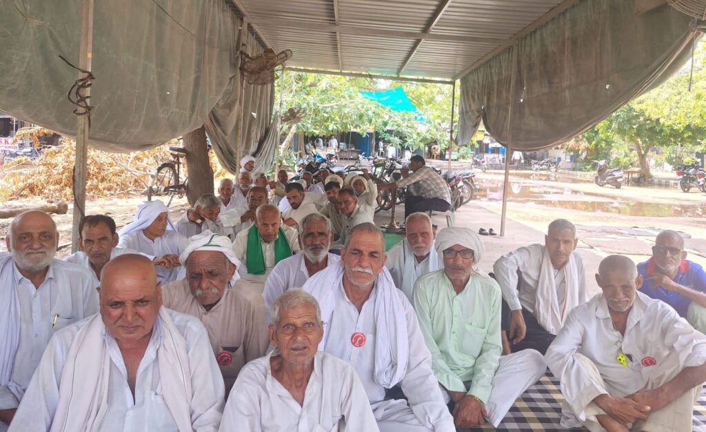 लघु सचिवालय में मांगों को लेकर बैठे धरनारत किसान