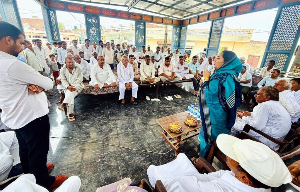 भाजपा की नीतियों से हर वर्ग त्रस्त, मेडिकल कॉलेज टोहाना शिफ्ट करना फतेहाबाद से धोखा: सुनैना चौटाला फतेहाबाद। ग्रामीणों को संबोधित करते इनेलो महिला प्रदेश प्रभारी सुनैना चौटाला।